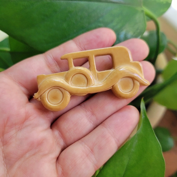 Vintage 1950s Cellulose 1920s Model Car Boucher Brooch Pin - Picture 2 of 4
